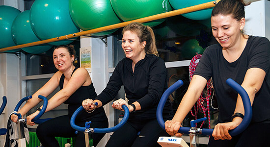 Kvinder på motionscykler